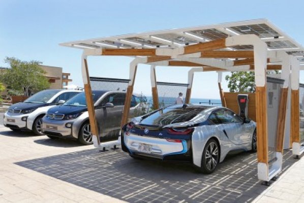 BMW lansează garajul cu panouri solare pentru încărcarea maşinilor